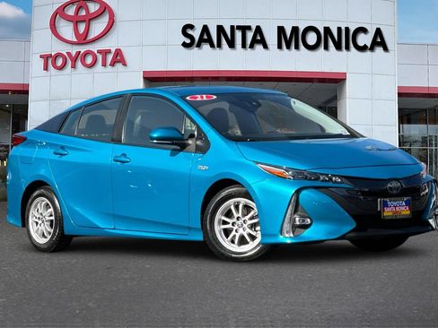 Used 2021 Toyota Prius Prime Limited w/ Carpet Mat Package (TMS) FWD image 2