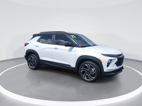 Used 2025 Chevrolet TrailBlazer RS w/ Convenience Package AWD/4WD image 2