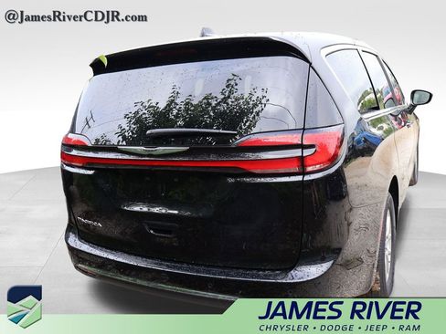 Used 2025 Chrysler Pacifica Select FWD image 17