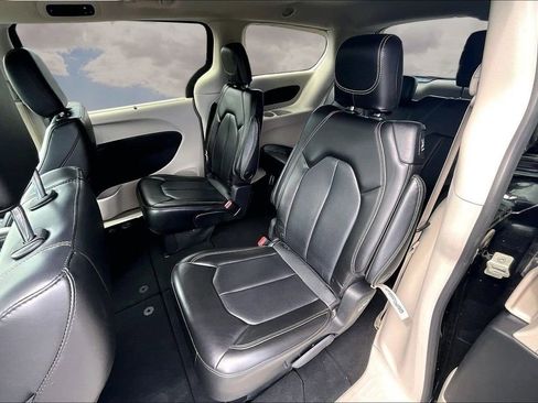Used 2023 Chrysler Pacifica Touring-L image 21