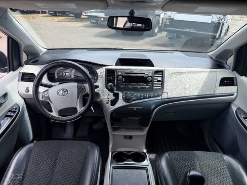 Used 2012 Toyota Sienna SE FWD image 8