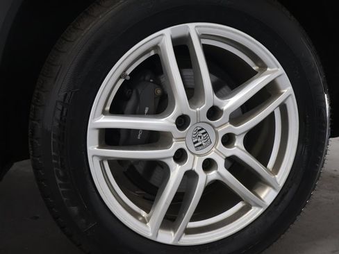 Used 2018 Porsche Cayenne w/ Premium Package AWD/4WD image 36