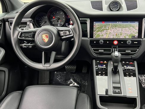 Certified 2025 Porsche Macan AWD/4WD image 15