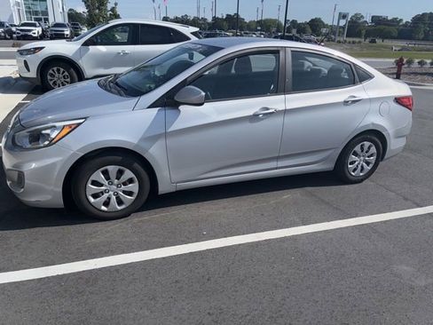 Used 2017 Hyundai Accent SE FWD image 2