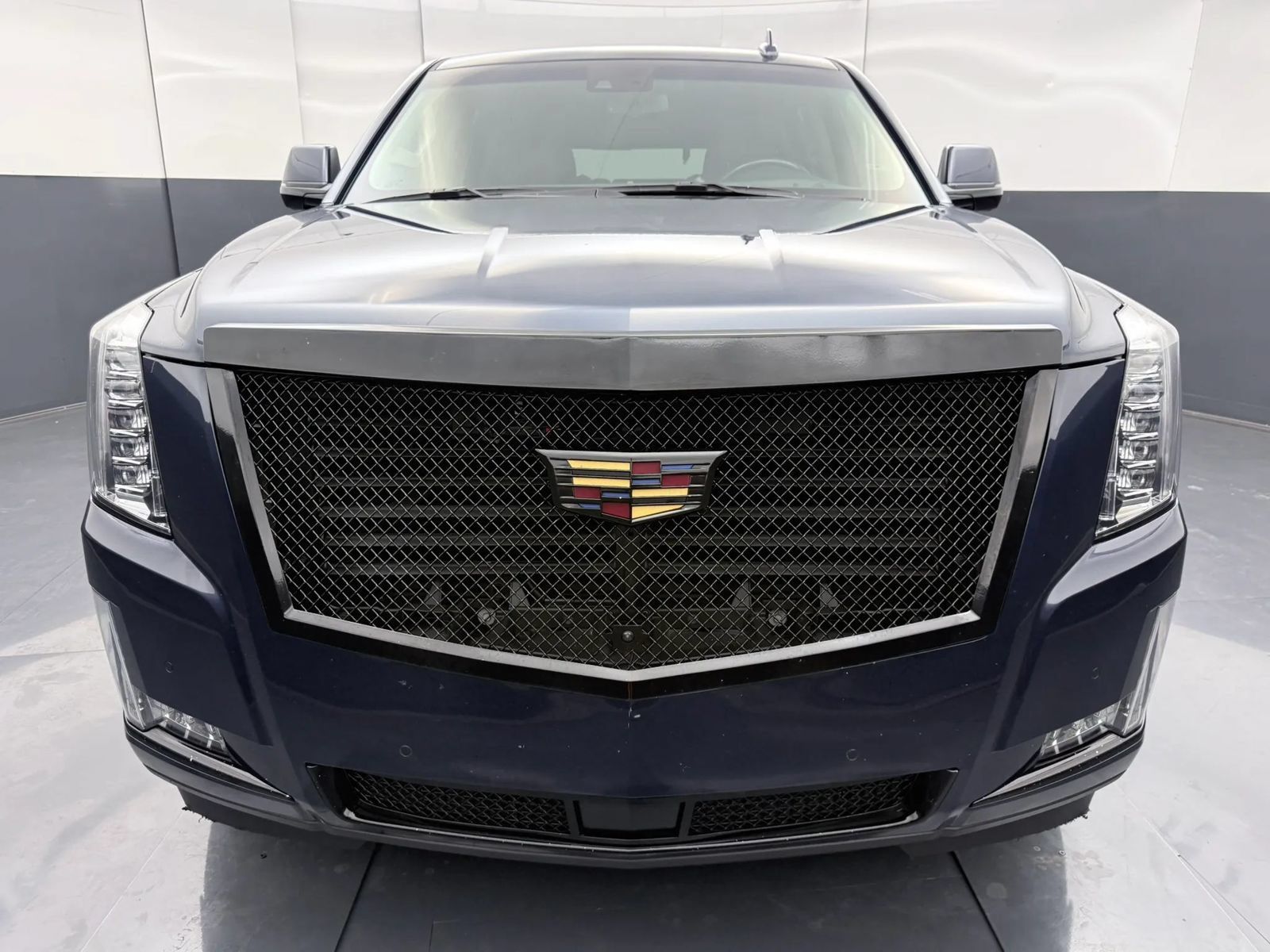 Used 2018 Cadillac Escalade Premium Luxury AWD/4WD image 2