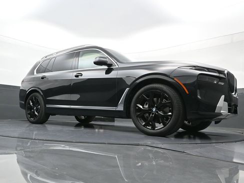 Used 2025 BMW X7 xDrive40i w/ Premium Package image 23