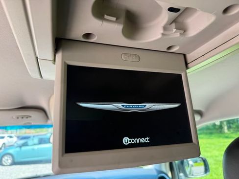 Used 2013 Chrysler Town & Country Touring FWD image 13