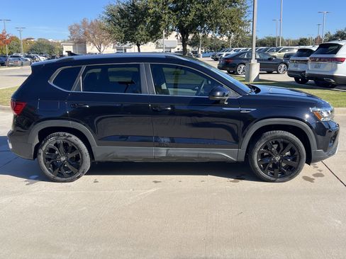 Certified 2024 Volkswagen Taos SE w/ Black Wheel Package image 11