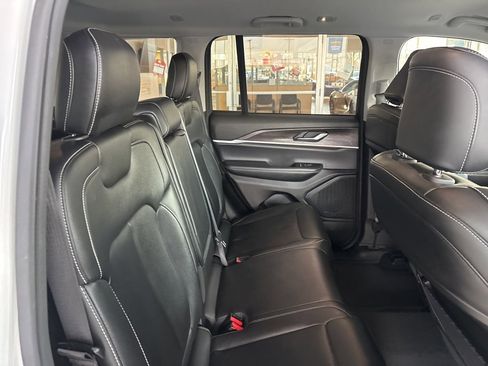 Used 2023 Jeep Grand Cherokee Limited image 25