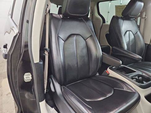 Used 2023 Chrysler Pacifica Touring-L image 34