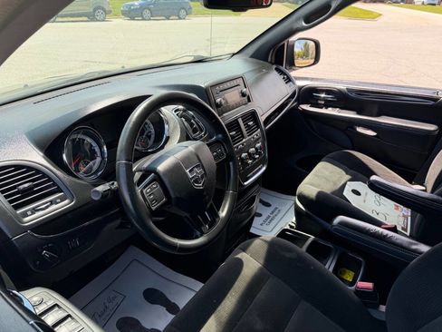 Used 2017 Dodge Grand Caravan SE FWD image 9