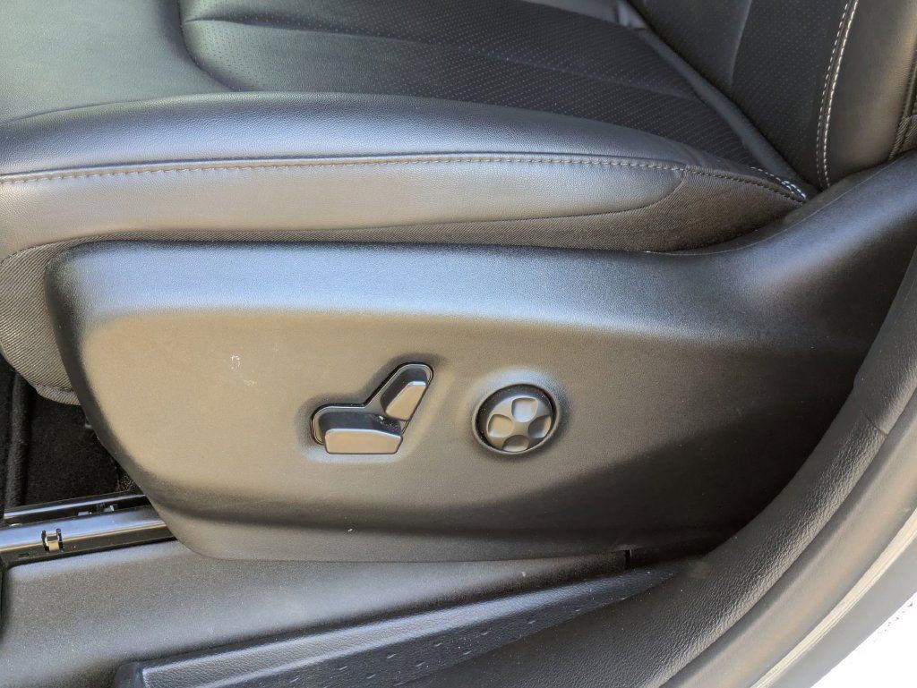 Used 2025 Chrysler Pacifica Select FWD image 17