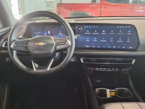 Used 2024 Chevrolet Traverse LT AWD/4WD image 16