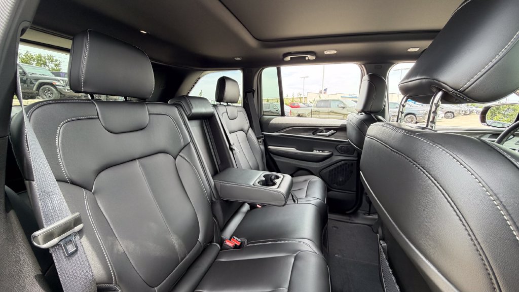 New 2026 Jeep Grand Cherokee Limited w/ Limited Altitude Package AWD/4WD image 13