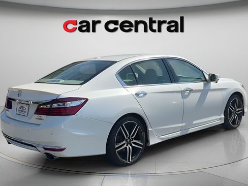Used 2017 Honda Accord Touring image 6
