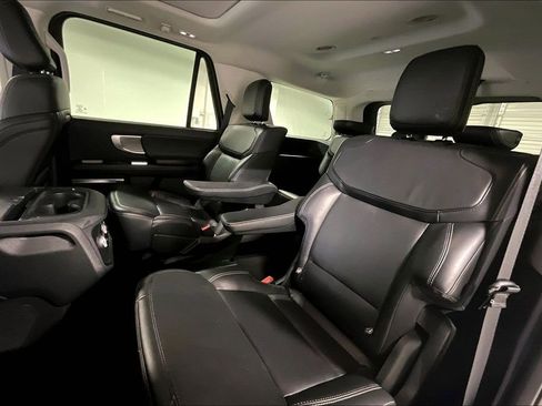Used 2025 Ford Expedition Platinum AWD/4WD image 32