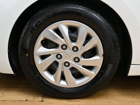 Used 2020 Hyundai Elantra SE w/ Cargo Package (C1) FWD image 11