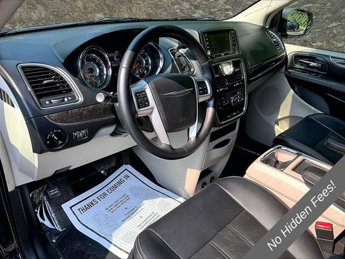 Used 2015 Chrysler Town & Country Touring FWD image 11