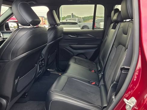 Used 2025 Jeep Grand Cherokee Altitude AWD/4WD image 12
