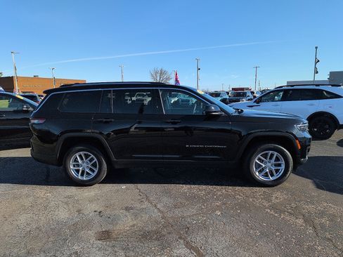 Used 2023 Jeep Grand Cherokee L Laredo image 2