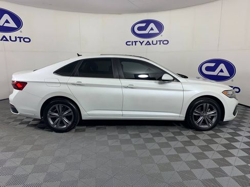 Used 2023 Volkswagen Jetta SE w/ Panoramic Sunroof Package FWD image 2