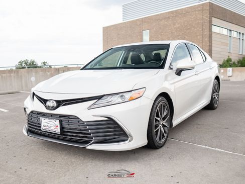 Used 2022 Toyota Camry XLE w/ Navigation Upgrade Package AWD/4WD image 3