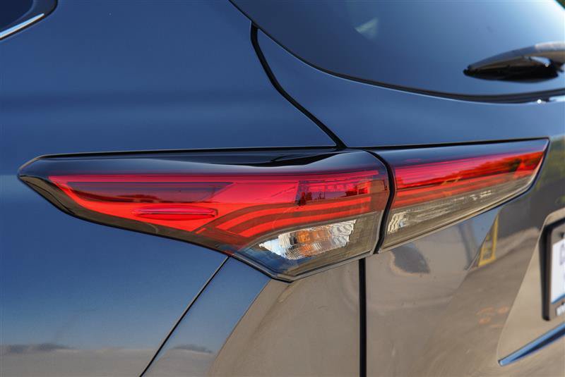 Used 2020 Toyota Highlander XLE AWD/4WD image 34