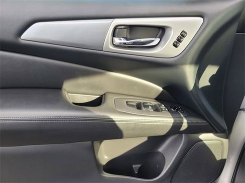 Used 2018 Nissan Pathfinder SL image 19