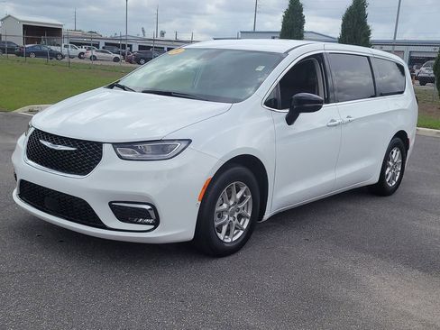 Used 2024 Chrysler Pacifica Touring-L image 2