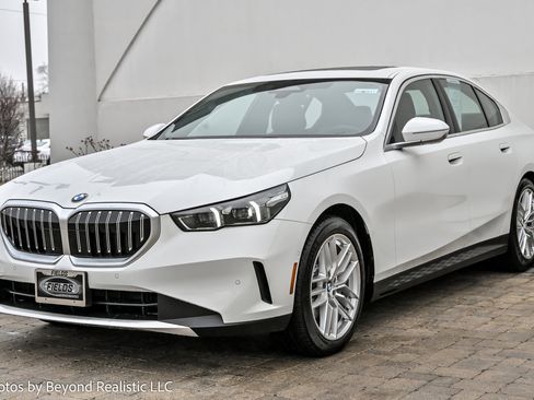 Used 2024 BMW 530i xDrive w/ Convenience Package image 3