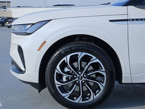 New 2026 Lincoln Nautilus Reserve image 9