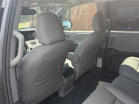 Used 2018 Toyota Sienna XLE w/ XLE Navigation Package FWD image 25