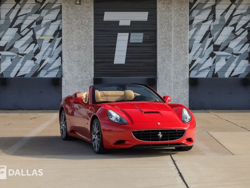 Used 2010 Ferrari California RWD image 2