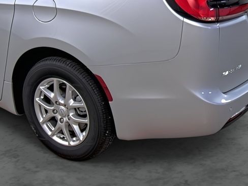 New 2026 Chrysler Pacifica Select image 9
