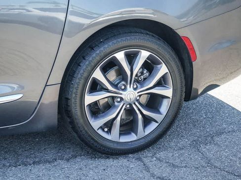 Used 2017 Chrysler Pacifica Limited w/ UConnect Theater Package FWD image 10
