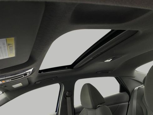 Certified 2025 Hyundai Elantra SEL image 32