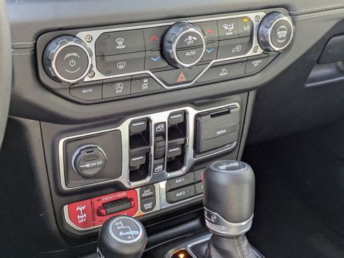 Used 2025 Jeep Wrangler Unlimited Rubicon image 22