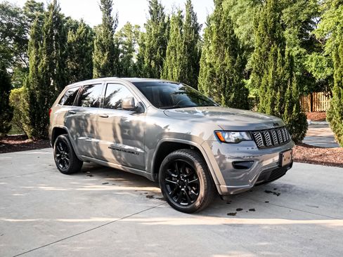 Used 2022 Jeep Grand Cherokee Laredo X AWD/4WD image 11