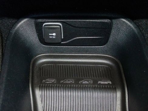 Used 2025 Chrysler Pacifica Select image 26