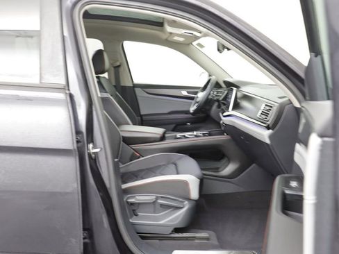 Used 2025 Volkswagen Atlas Peak Edition SE AWD/4WD image 17