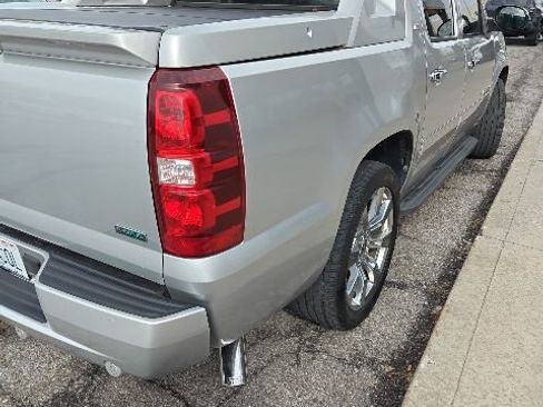 Used 2011 Chevrolet Avalanche LTZ image 13