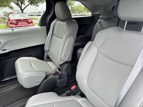 Used 2025 Toyota Sienna XLE FWD image 26