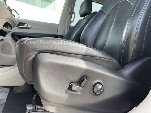 Used 2021 Chrysler Pacifica Touring-L w/ Premium & Safety Sphere Group image 20