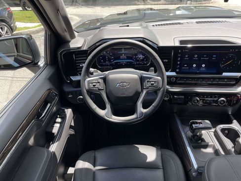 Used 2025 Chevrolet Silverado 1500 LT Trail Boss w/ LT Trail Boss Premium Package AWD/4WD image 2