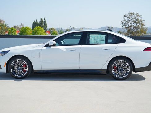 New 2026 BMW 550e xDrive w/ Premium Package image 4