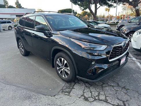 Certified 2022 Toyota Highlander XLE image 1