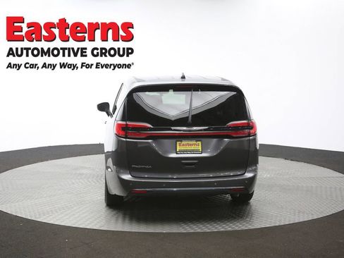 Used 2023 Chrysler Pacifica Touring-L image 41