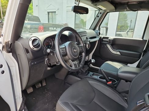 Used 2016 Jeep Wrangler Rubicon w/ Power Convenience Group AWD/4WD image 12