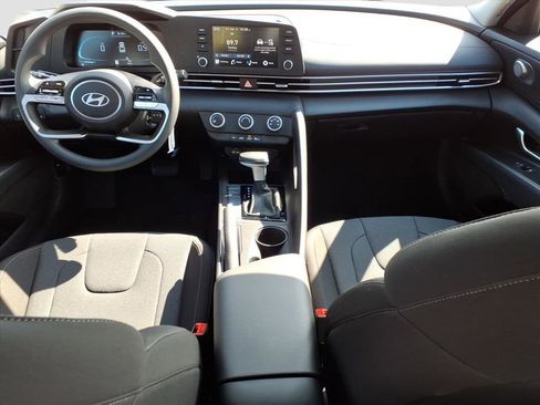 New 2025 Hyundai Elantra SE image 6