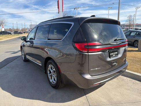 Used 2023 Chrysler Pacifica Limited image 6